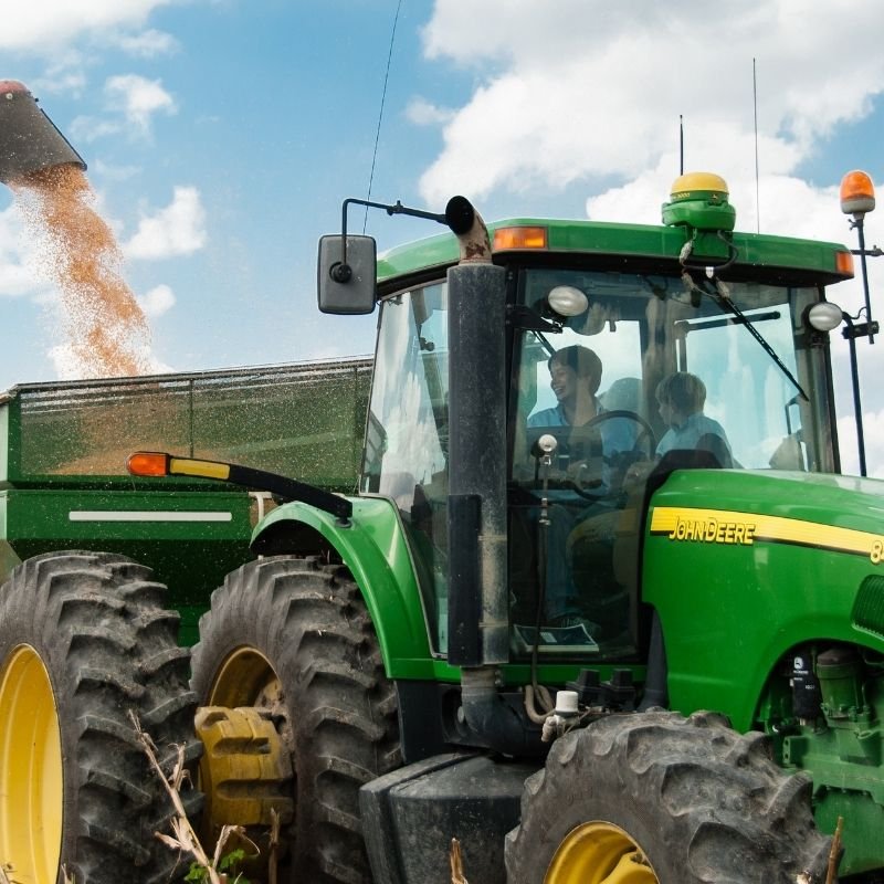 Como é um trator com cabine pressurizada? 